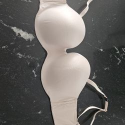 Body By Victorias Secret lined strapless underwire  convertible bra size 34DDD. NEW