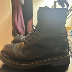 Black Dr. Martens  1460 lace up boots 
