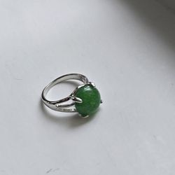 EMERALD  GREEN POLISHED CABECHON  NEW SIZE 8 RING