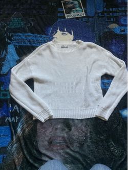 White knit sweater from Hollister 🤍