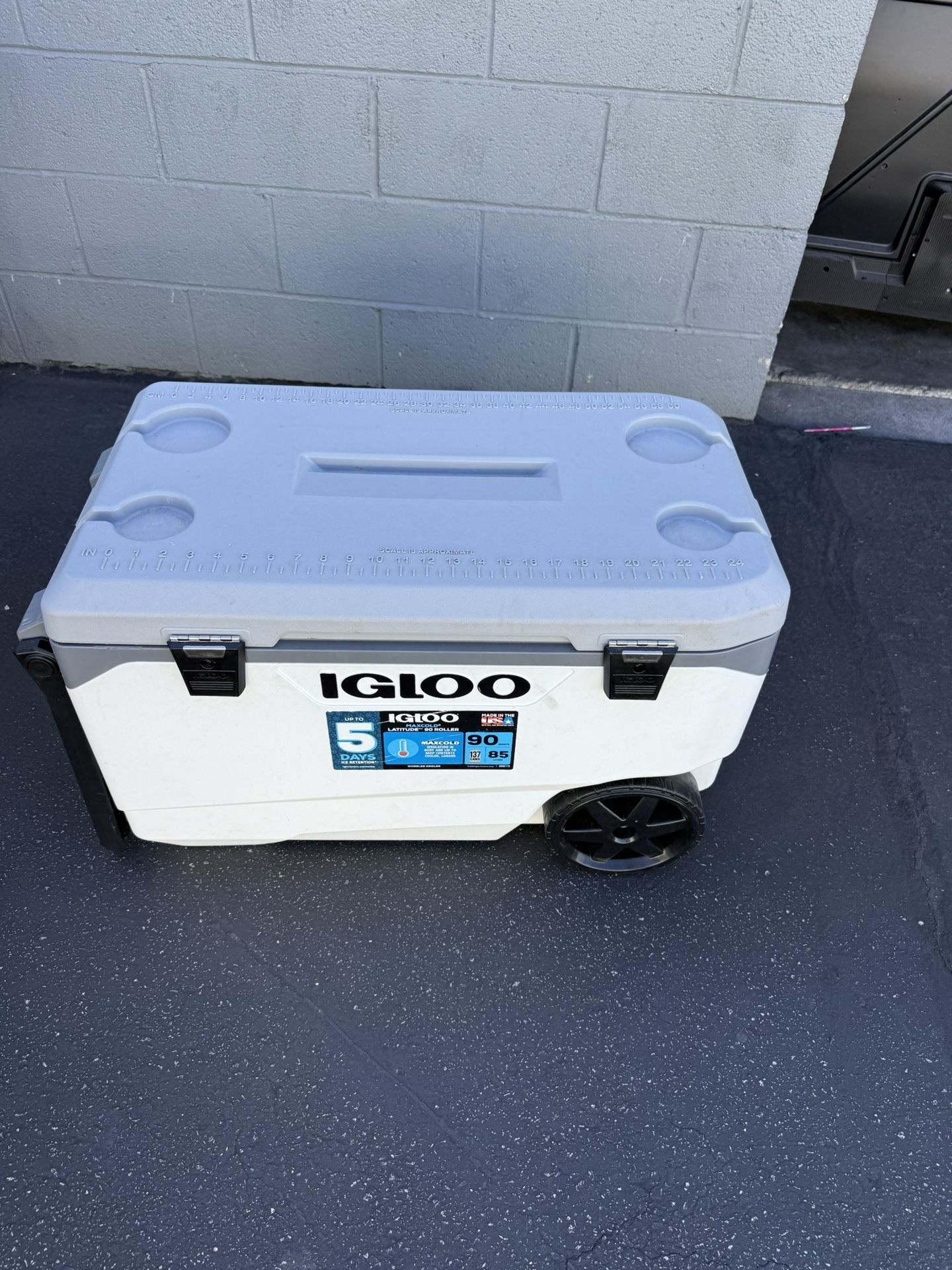 Igloo Flip and Tow 90qt Roller Cooler 