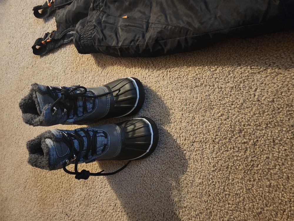 Kids Snow Boots Size 2 And Snow Bin Size 6/7