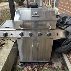 Gas grill with six burners