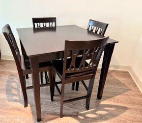 Beautiful Dining Table Set – 4 Chairs | Great Condition