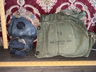 Vintage Vietnam War M17A1 US Army gas mask with bag