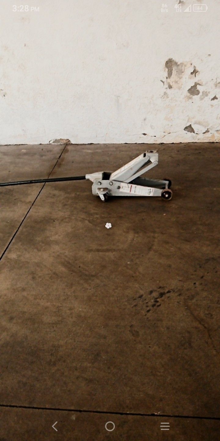 rally 3 ton floor jack in good shape