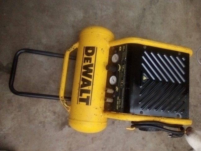 DeWalt Compressor 225 Psi 4.5 Gal