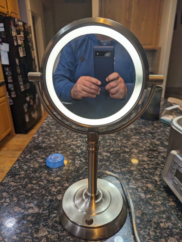 Lighted Makeup Mirror for Sale in WA OfferUp