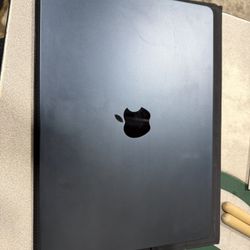 APPLE MACBOOK 13” 2024