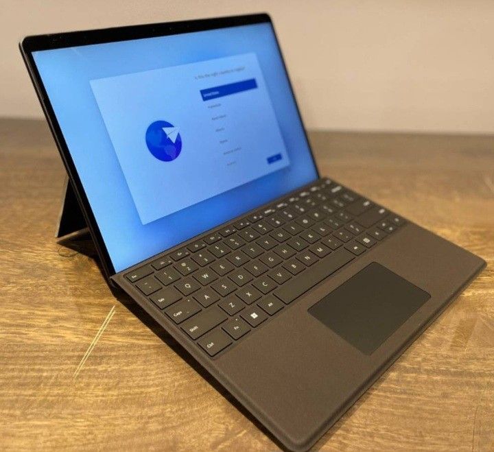 Microsoft Surface PRO 9 13 Inch 2880x1920 Touchscreen Intel Core i7 12th Gen 16 GB RAM 512 GB SSD Windows 11 Professional
