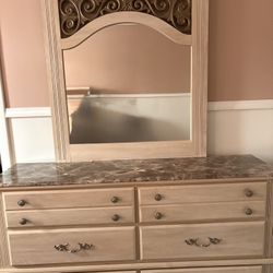 6 Drawer Dresser With Mirror beautiful Design. Otherwise In Good Used Condition. 