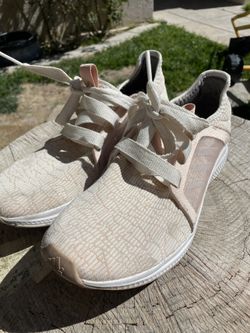 Women Pink Bounce EdgeLux Adidas Sneakers In Great Condition! Size 9
