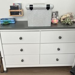 Bunk bed/dresser/mattresses