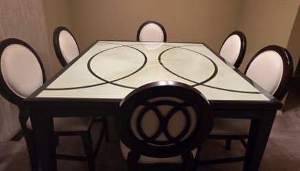 Beautiful Pre-Owned Dining Room Set for Sale!