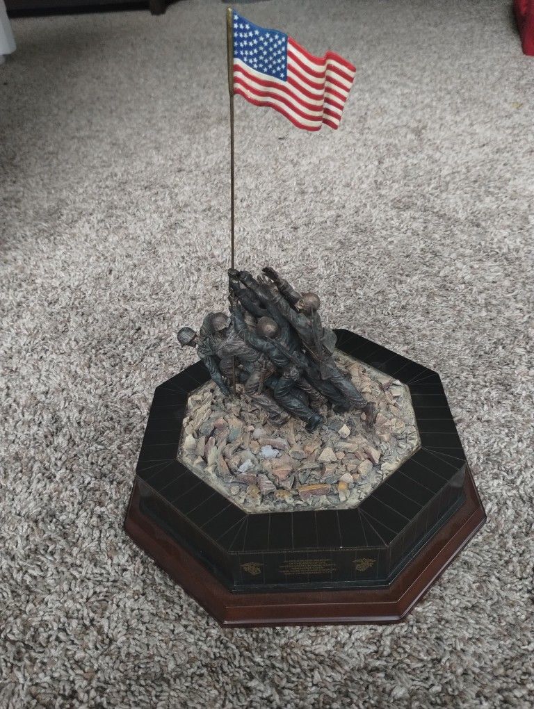 THE MARINE CORPS WAR MEMORIAL REPLICA (Danbury Mint)