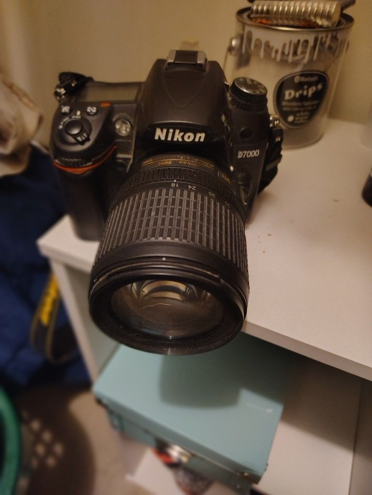 NIKKON D 7000