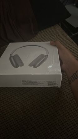 White Apple AirPod maxes