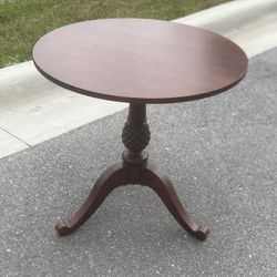 Ethan Allen British Classics Pineapple Accent Table 29-8906 #260 Cinnabar. Used in good condition with some cosmetic blemishes. These blemishes are in