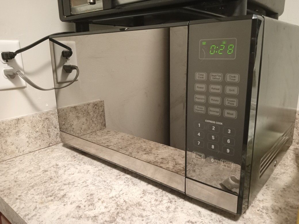 Oster Microwave Stainless Steel with Mirror Finish Microwave Oven