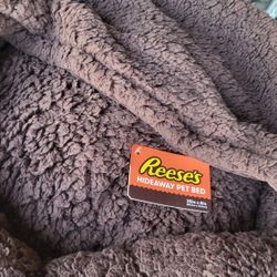 New HIDWAY Pet BED 20in X 6in REESE'S