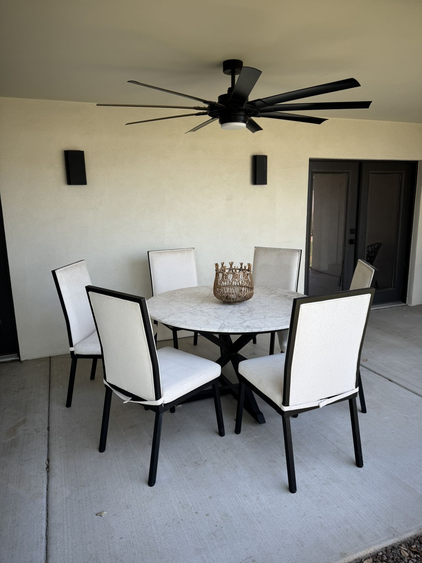 Chic and sturdy outdoor dining set