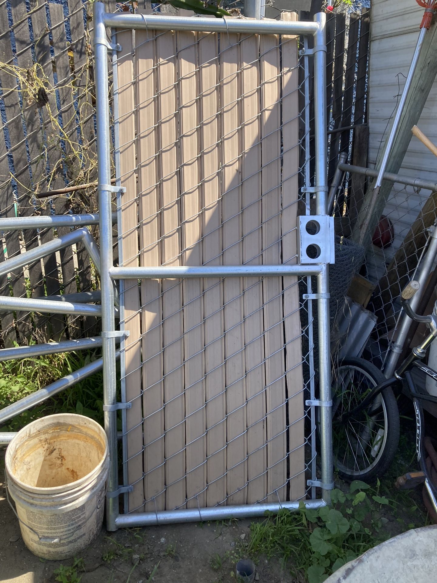 Chainlink Gate With Blinds