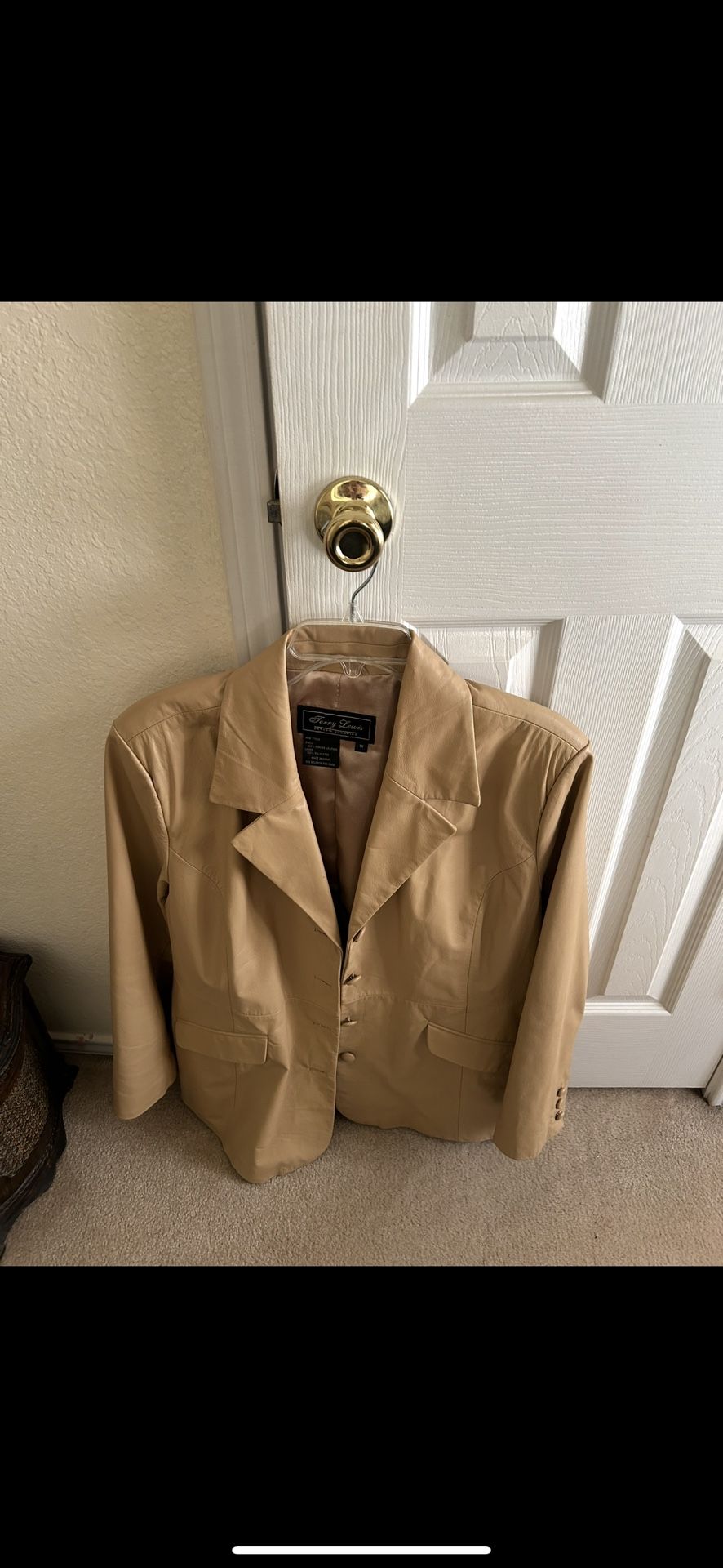 like new peige leather jacket for women size 2xl good for 1xl 