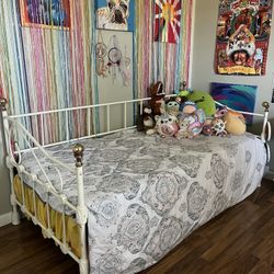Vintage Two Twin Trundle bed 