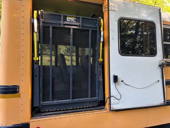 School bus hydraulic wheelchair lift