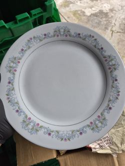 China set, 4plates, 2 cups, and creamer cup