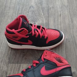 BOYS NIKE AIR JORDAN RETRO 1 PLAYOFFS CHICAGO BULLS SIZE 4.5Y