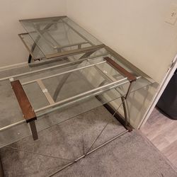 Modern Glass Desk For The Prestigious Hybrid Worker