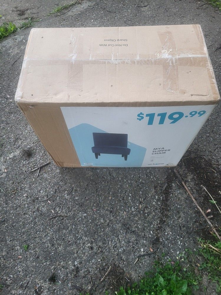 Mya slipper chair