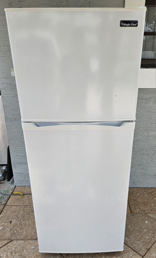 Magic Chef Refrigerator 60 Tall 24 Wide $200