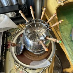 Fondue pot with forks