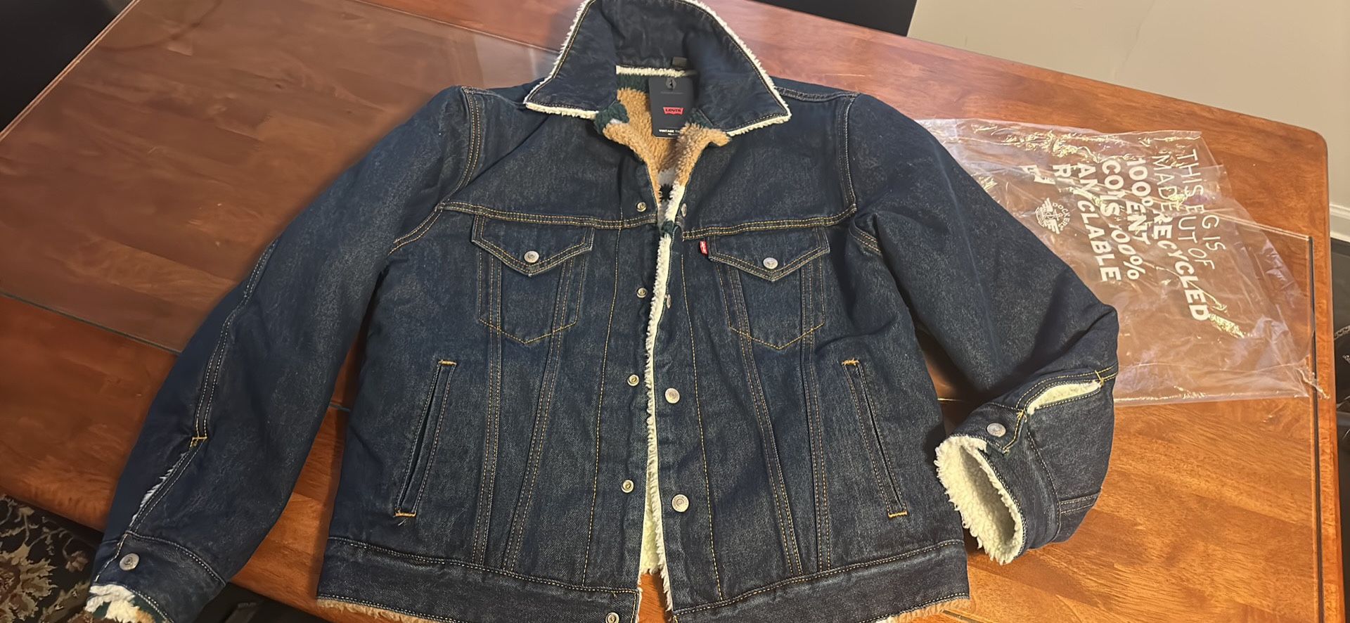 New with tags authentic Levi’s men’s sherpa S Reversible