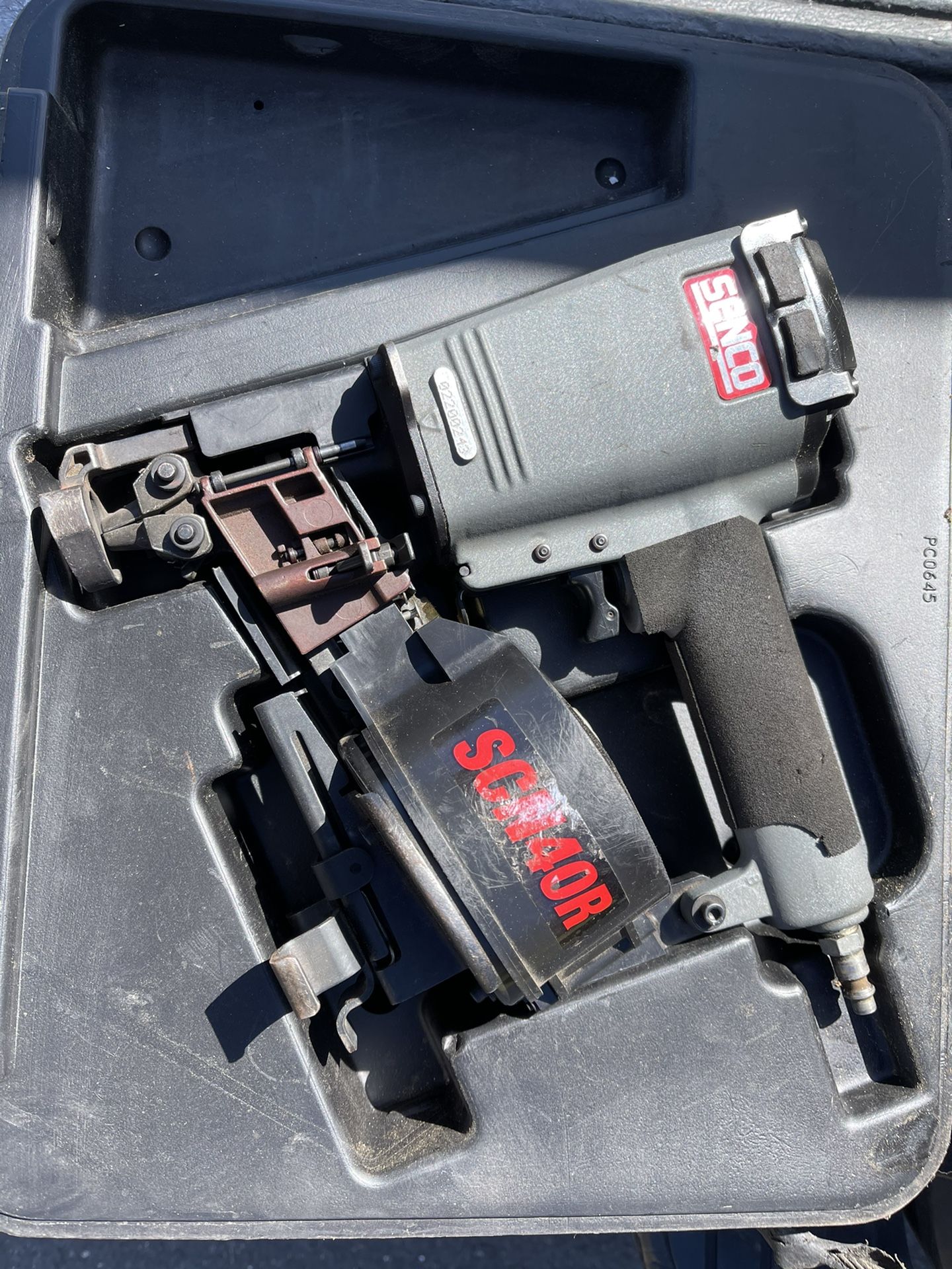 Pneumatic roofing nailer