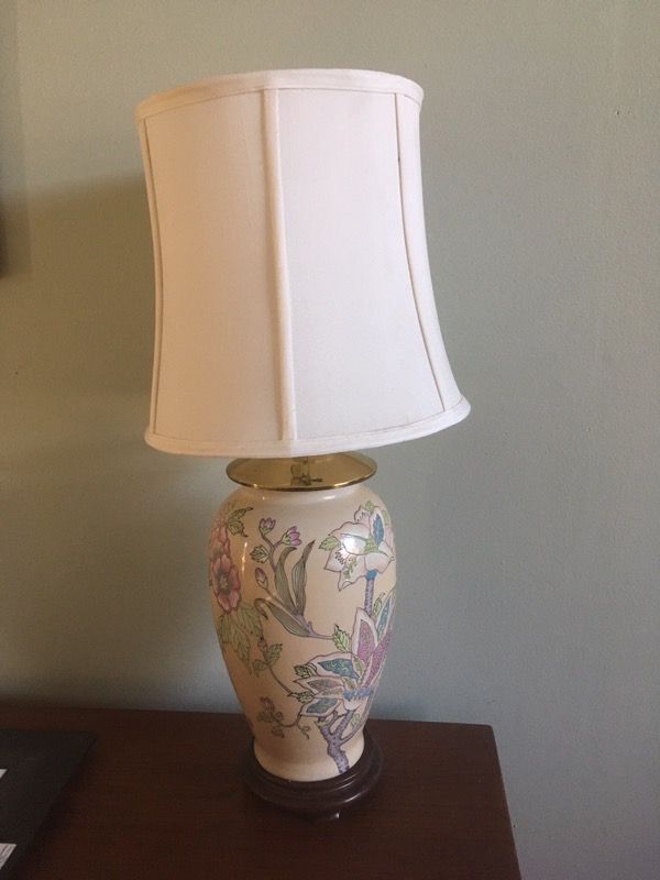 chinoiserie lamp like new condition