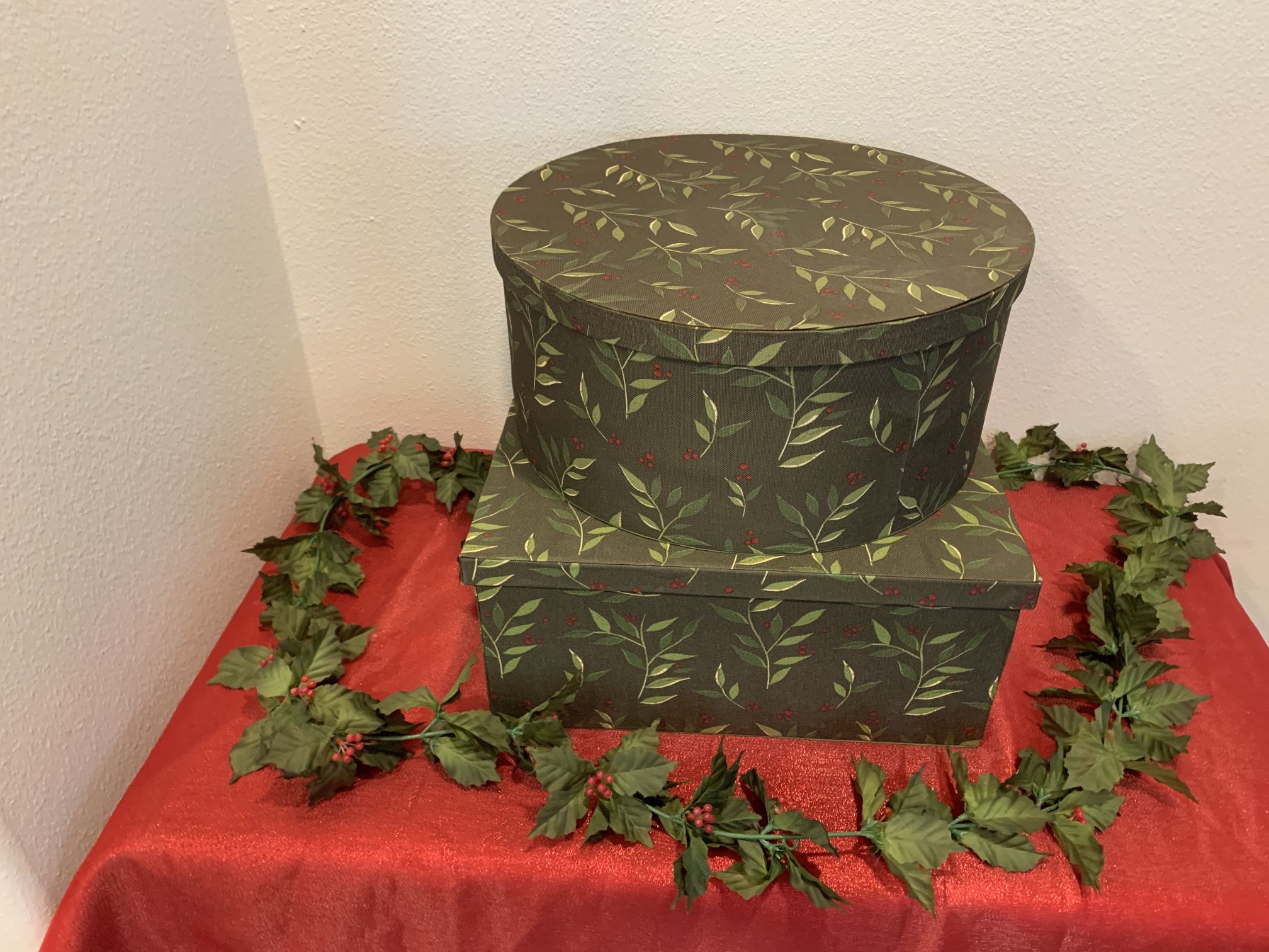 Mistletoe storage box set of two with Garland - Simi Valley