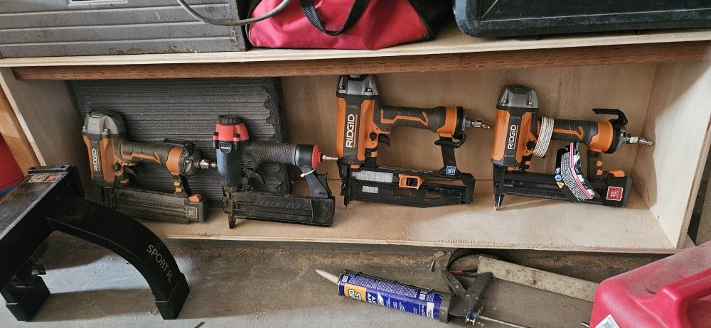 Ridgid Air Compressor With Hose And Four Guns
