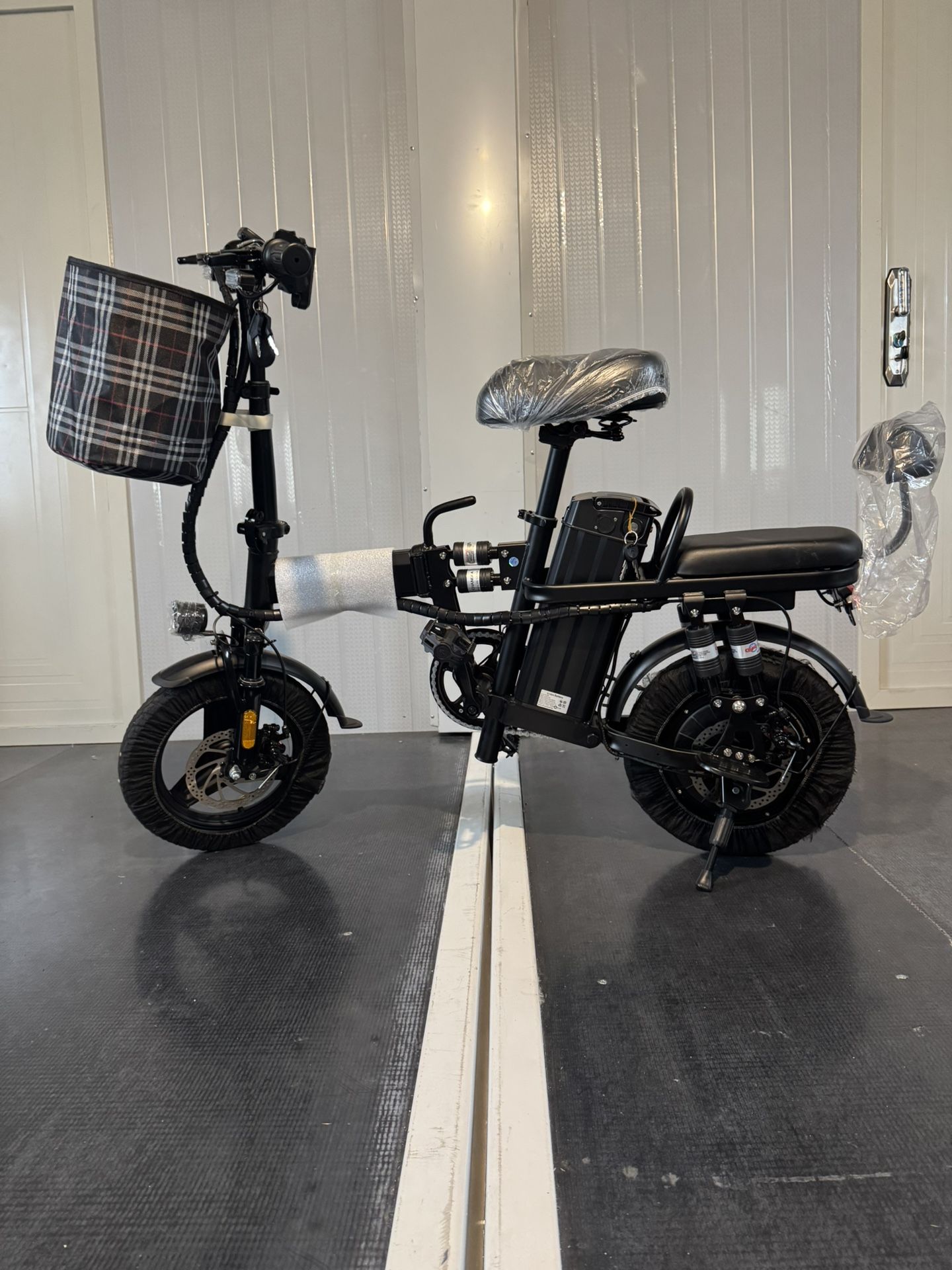 Folding electric bicycle