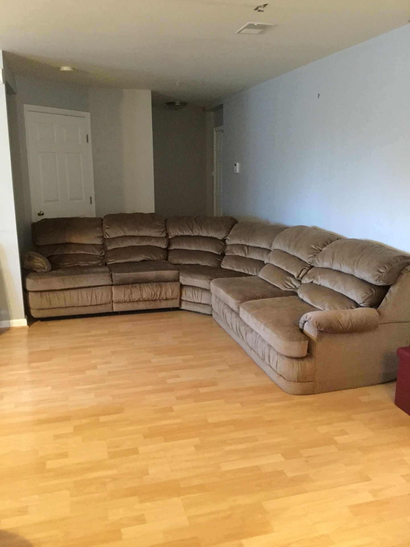 Full Size Sectional w/ Recliner and Pull-Out Couch