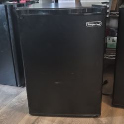 Magic Chef HMBR265BE1 2.6 cu ft Compact Fridge Black Reversible Door