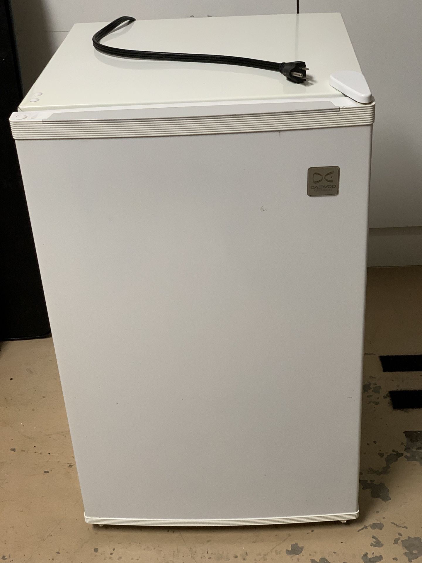 •IT’s AVAILABLE•DAEWOO Compact Refrigerator Freezer