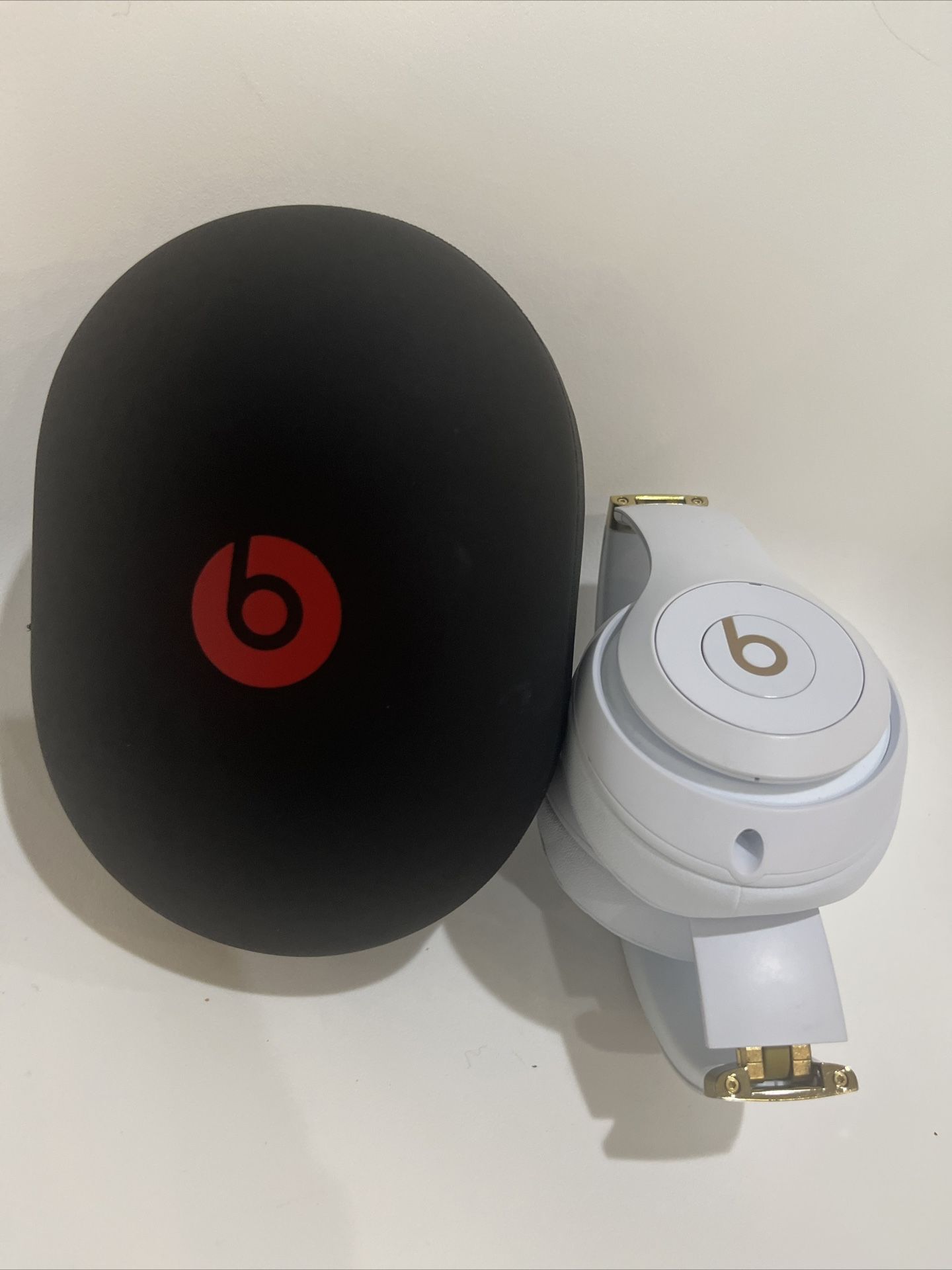 Beats by Dr. Dre Studio 3 Wireless Headphones - White (MX3Y2LL/A) Excellent