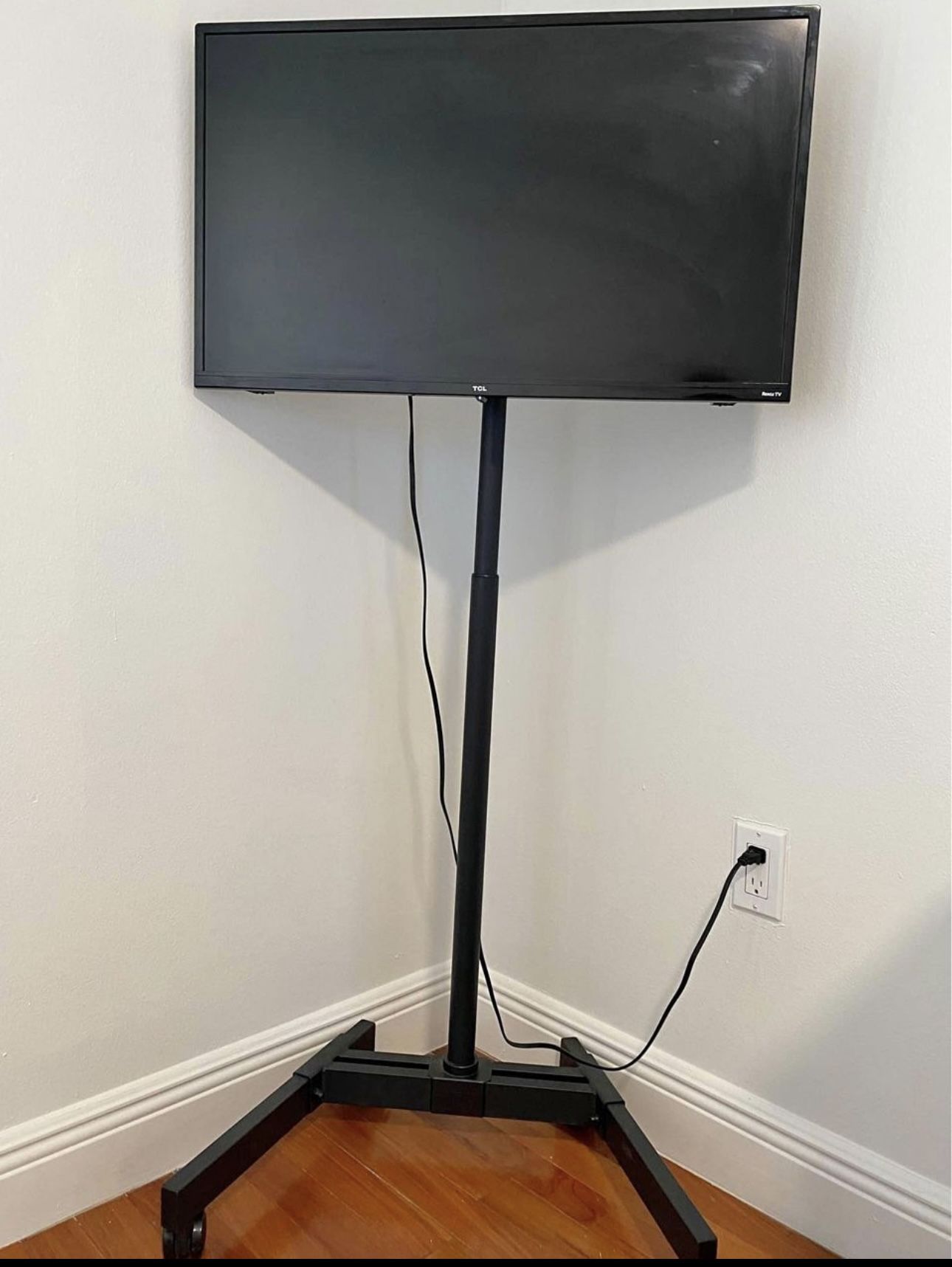 TCL 32”Class 720P HD LED ROKU SMART TV ** MIAMI BEACH (included mobile outdoor Tv stand with weels)