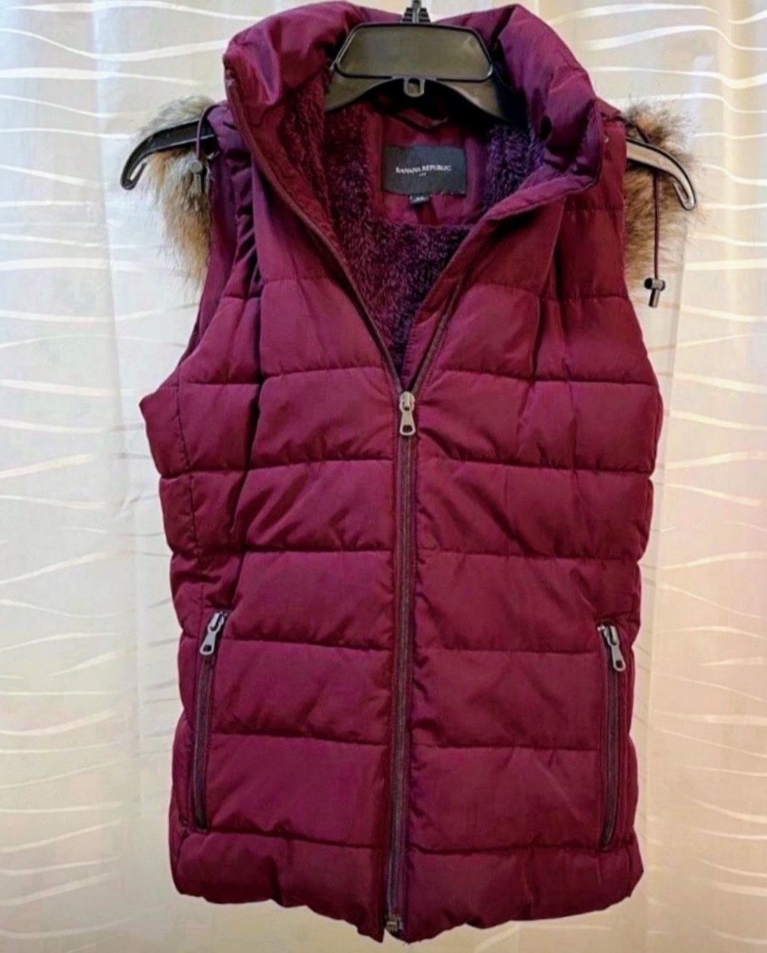 Price Just Dropped: Banana Republic Faux Fur Hooded Vest Removable Sherpa (Size: XS, Burgundy) (Pick up🛒 In Bellevue)*Check out my Other Posts 🎁