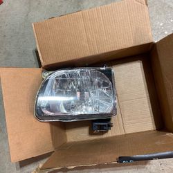 2000 - 2004 Toyota Tacoma Left Drivers Headlight