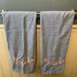 Vtg 1978 Grand Prix by Avanti Embroidered Pink Floral Guest Hand BlueTowel Set