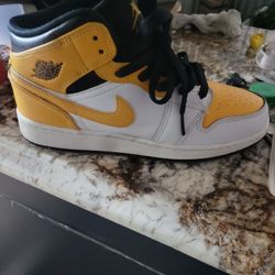 Yellow Swoosh / Yellow White And Black JORDANS 